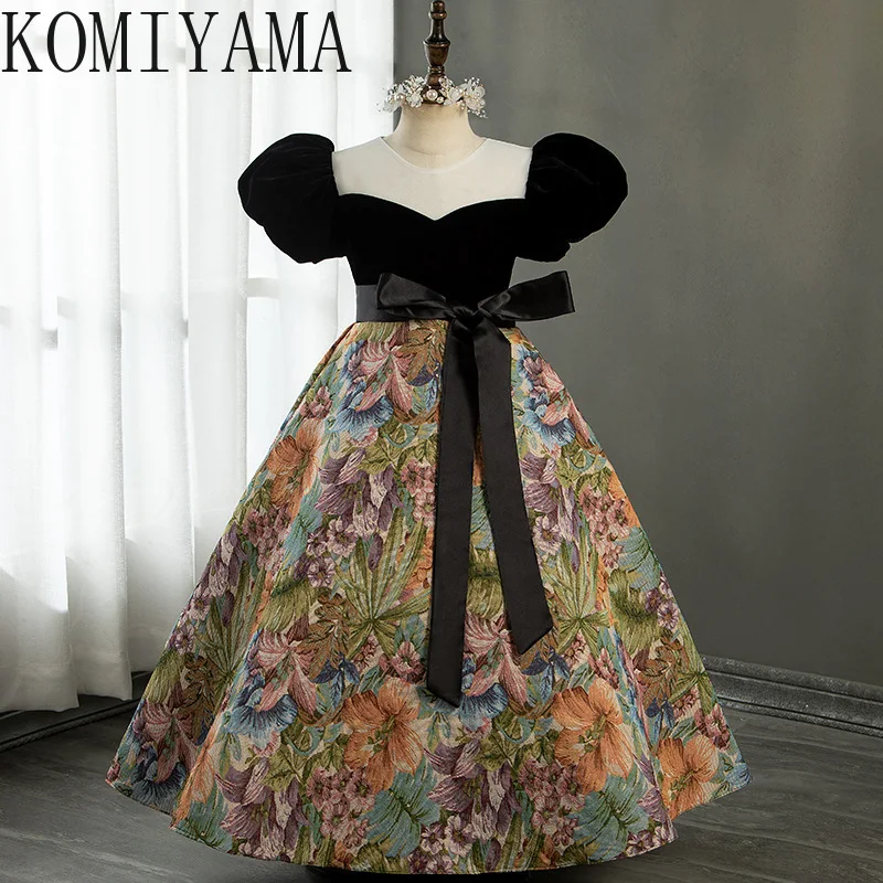 Платье с квадратным вырезом и пышными рукавами простое приталенное платье