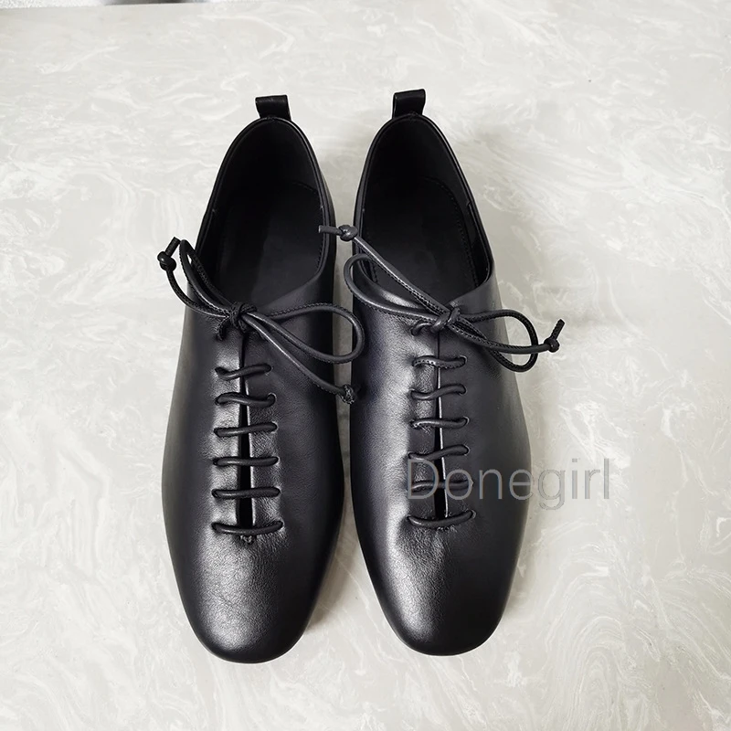 Женские кроссовки из натуральной кожи на плоской подошве