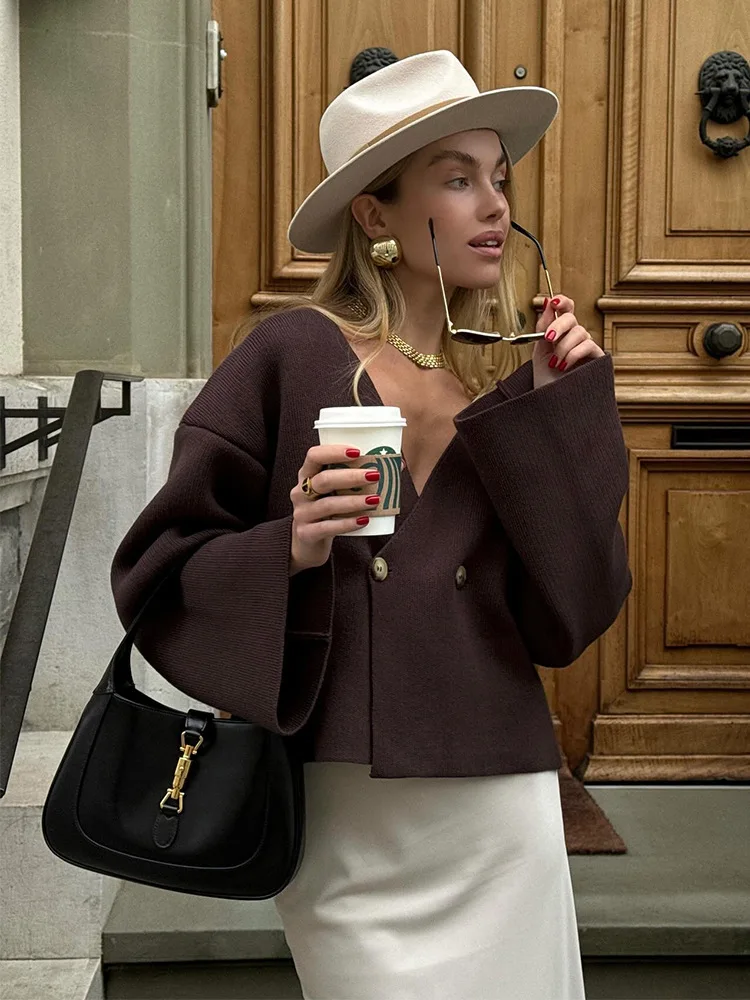 Рисунок 6 - Женский вязаный кардиган с V-образным