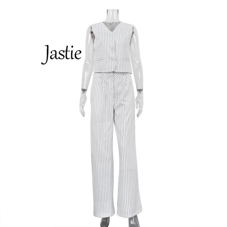 Женский костюм-двойка в полоску с жилетом и брюками