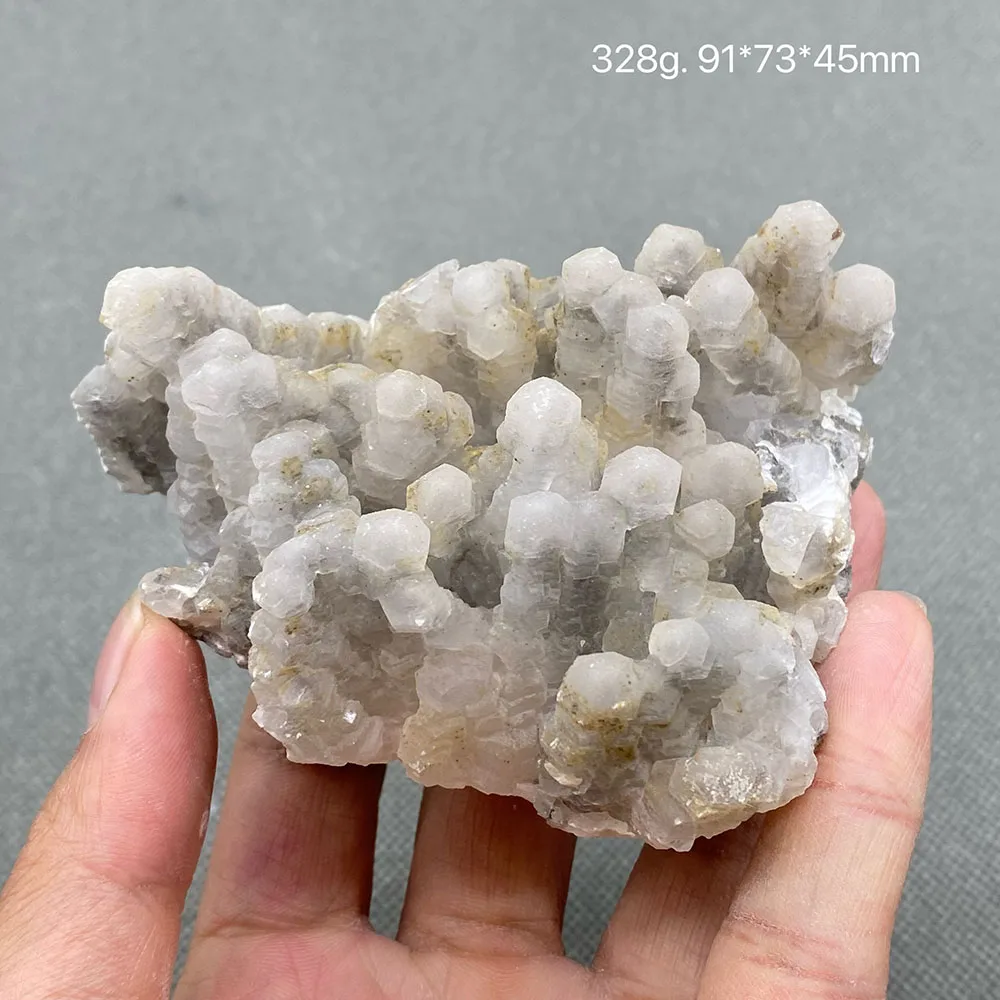 100% натуральный кальцит в форме башни (с флуоресценцией) черный образец