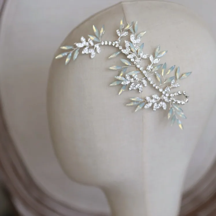 Изящное женское украшение для волос "Золотой цветок с серебряными кристаллами" ручной работы для свадебных и вечерних аксессуаров.