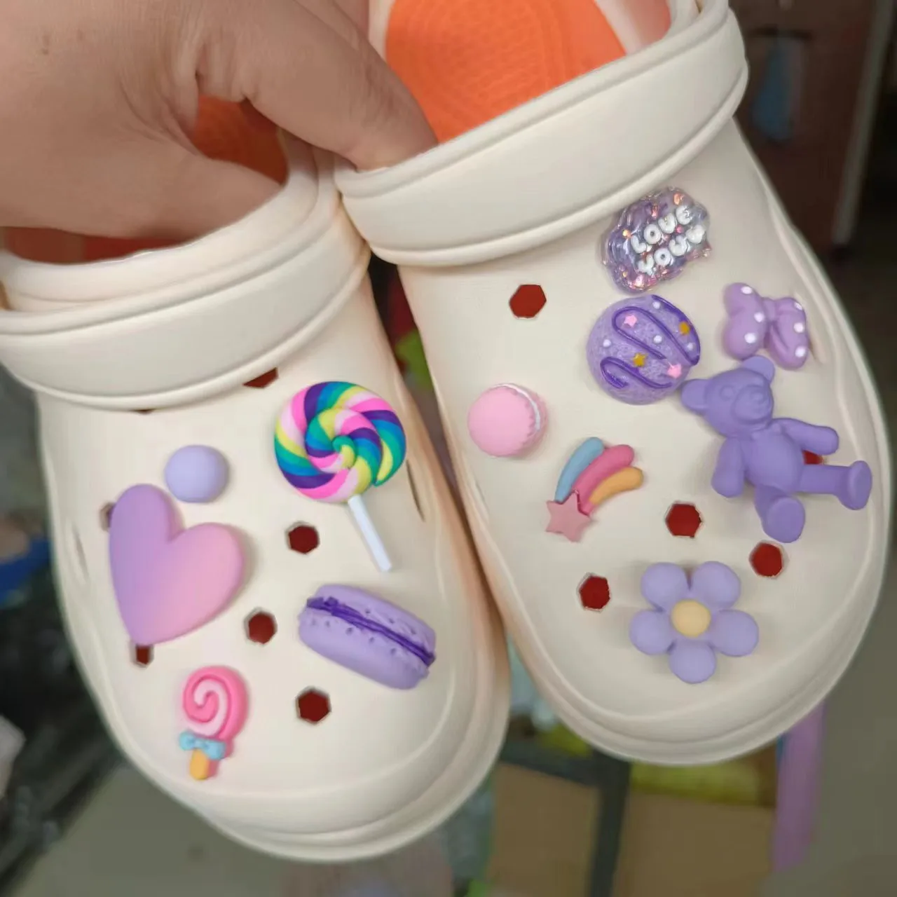 Симпатичные фиолетовые меховые шарики с отверстиями для обуви подвески