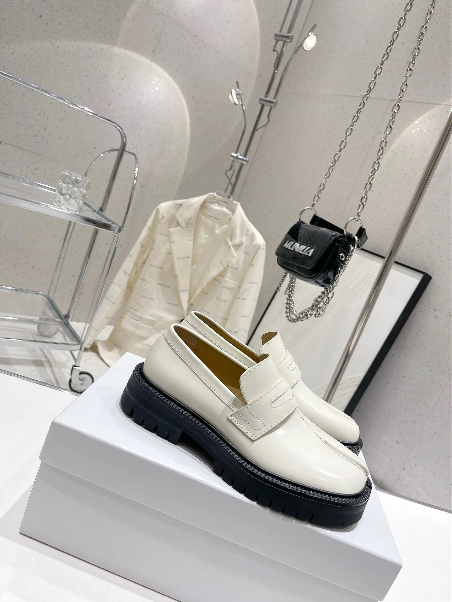 Flat split toe shoes, thick loafer shoes, women's spring and summer new leather, British style horseshoe, single shoe, pig shoe