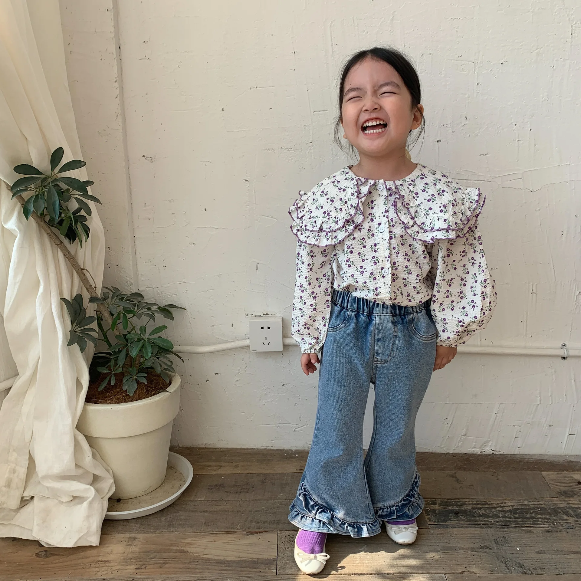 

Корейская рубашка для девочек 4658B, новинка весны 2023, рубашка с большими лацканами и цветочным принтом для девочек, милая и красивая блузка для девочек, детская рубашка на 1-7 лет