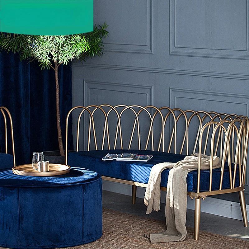 

Железный диван в скандинавском стиле, современный простой легкий роскошный двойной диван для магазина одежды, сетевой красный дизайнерски...