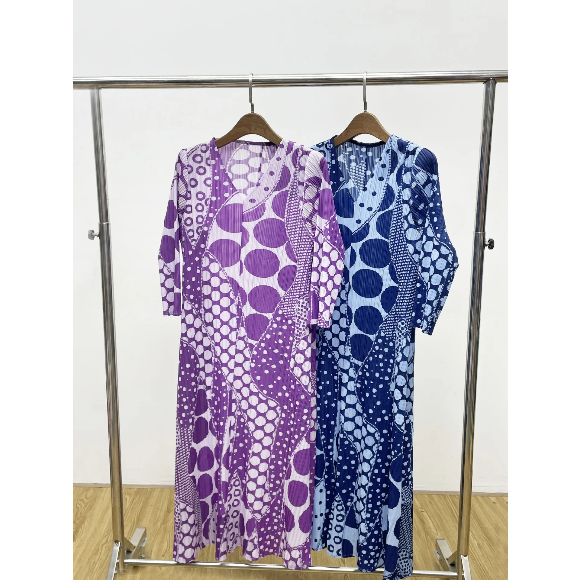 

Miyake pleated early autumn new French commuter V-neck three-quarter sleeve printed skirt mid-length dress ladies
