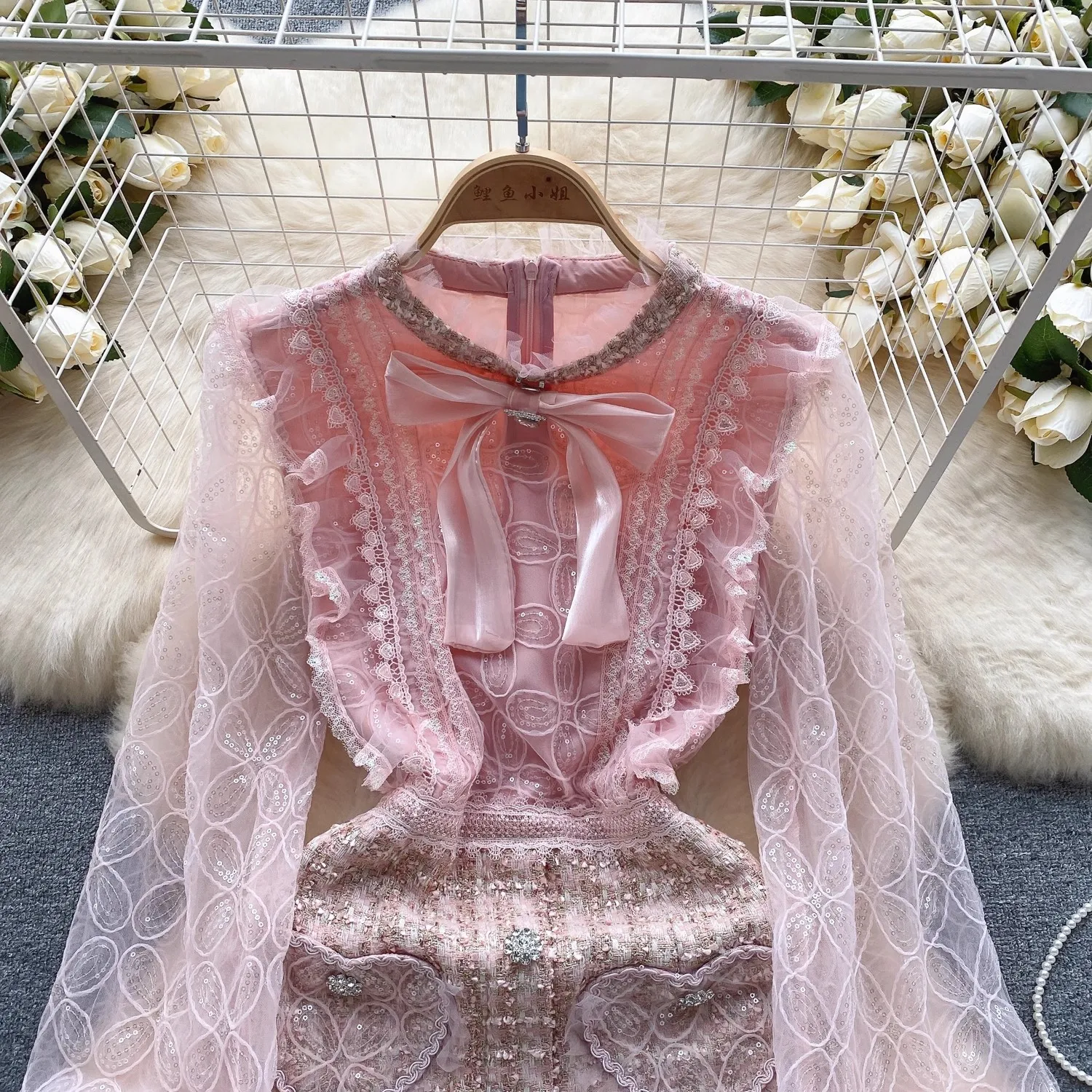 Женское твидовое платье с оборками розовое воротником отделанным блестками