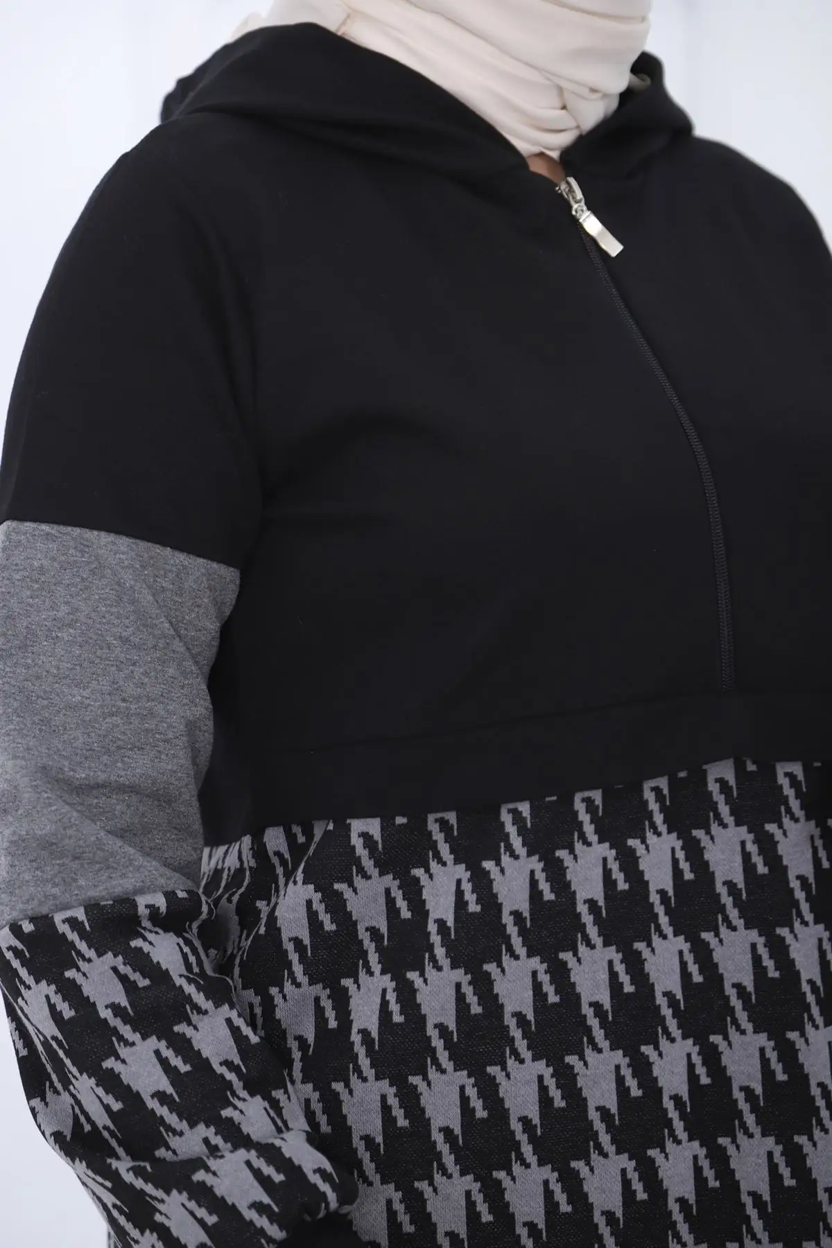 

Woman Black CROWBAR senli hood Zippered front half taylor Team Women's Islamic Team 2021