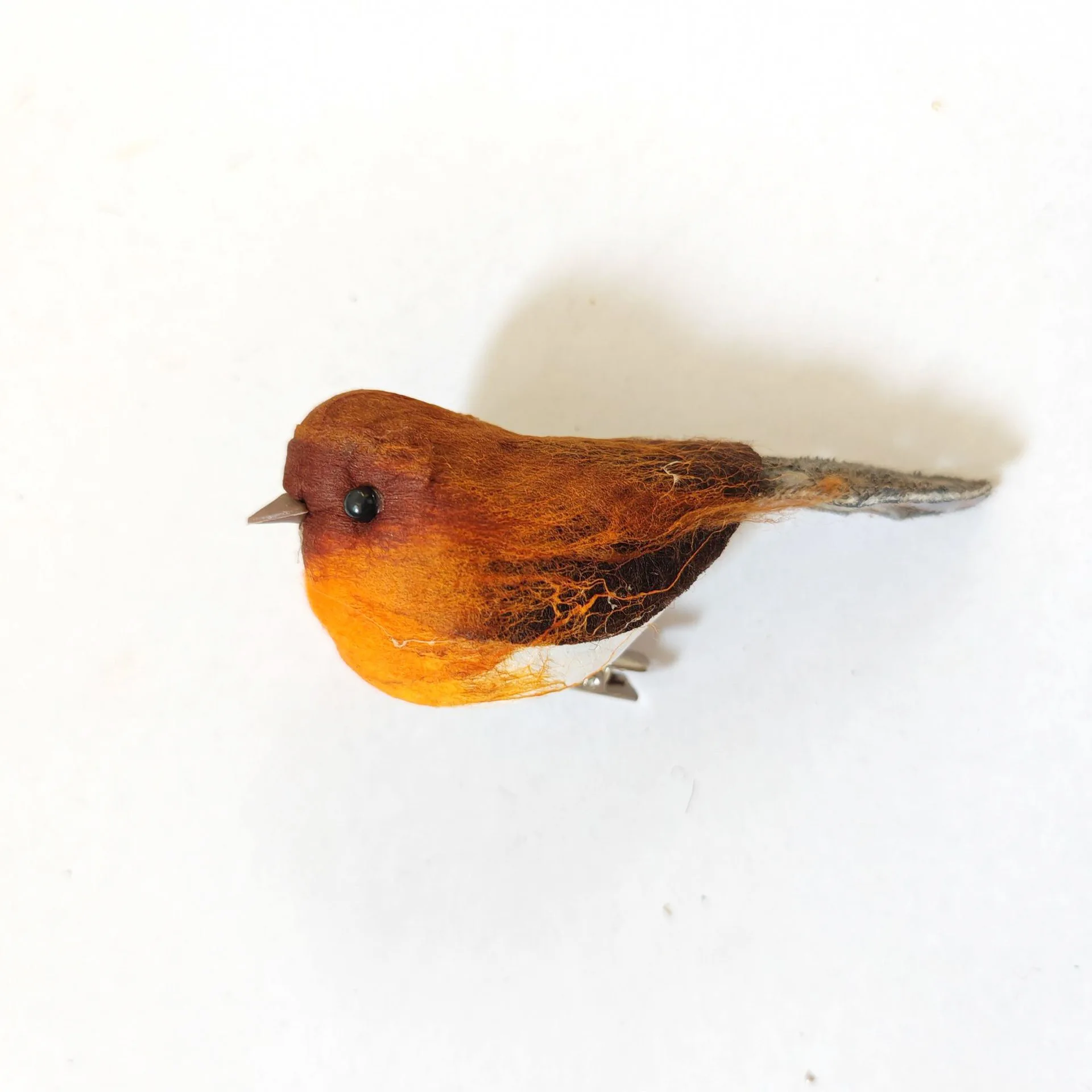 

Красная пластиковая декоративная птичка