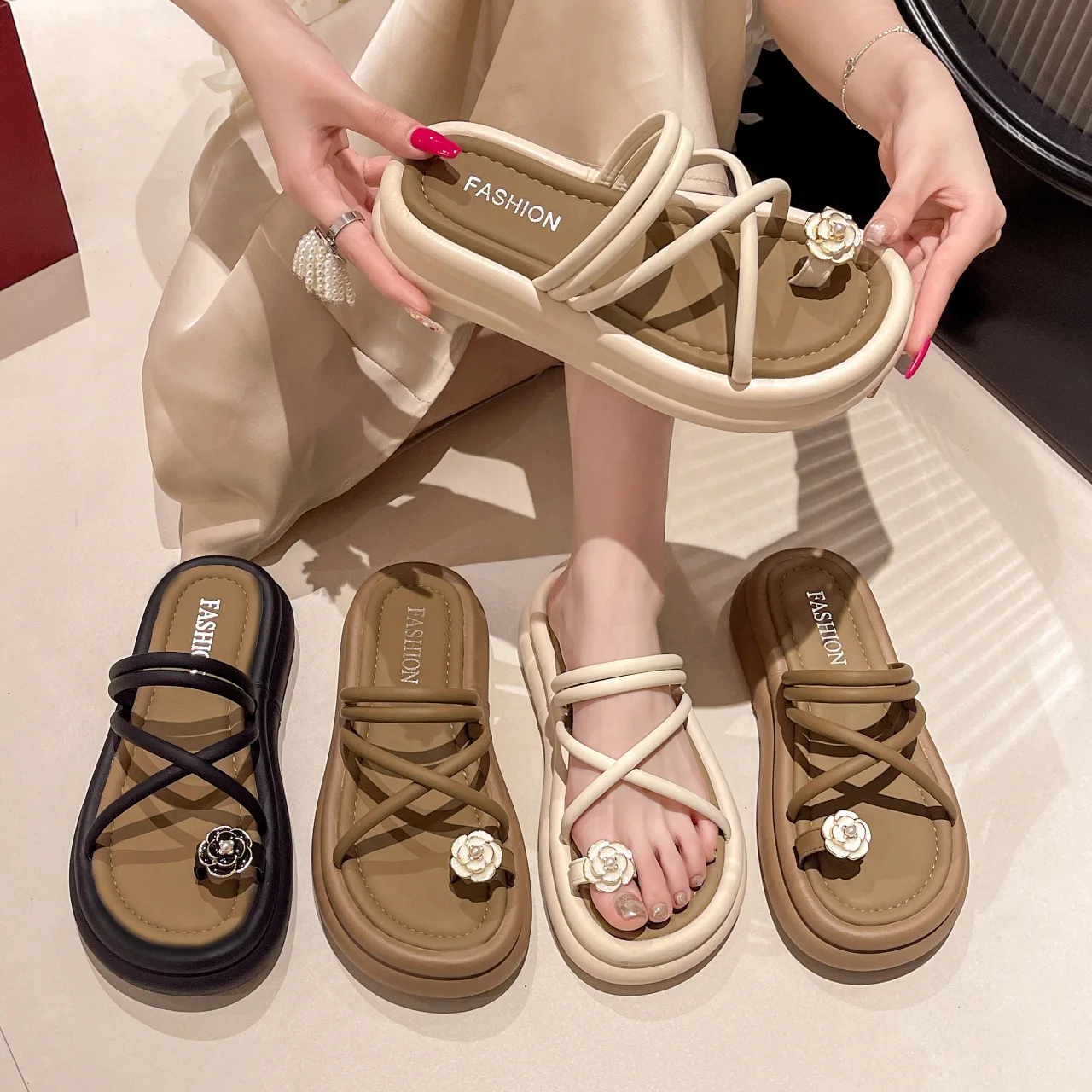 Шлепанцы женские резиновые роскошные пляжные тапки блестящие летняя модель 2024