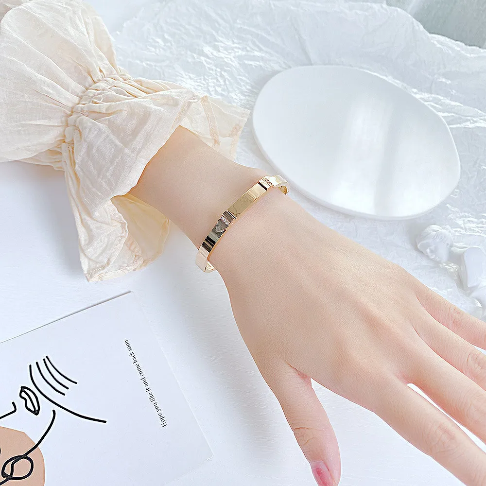 

New Women's Jewelry European And American Fashion New Simple Glossy Niche Design Arrow Shape Titanium Steel Bracelet for Women