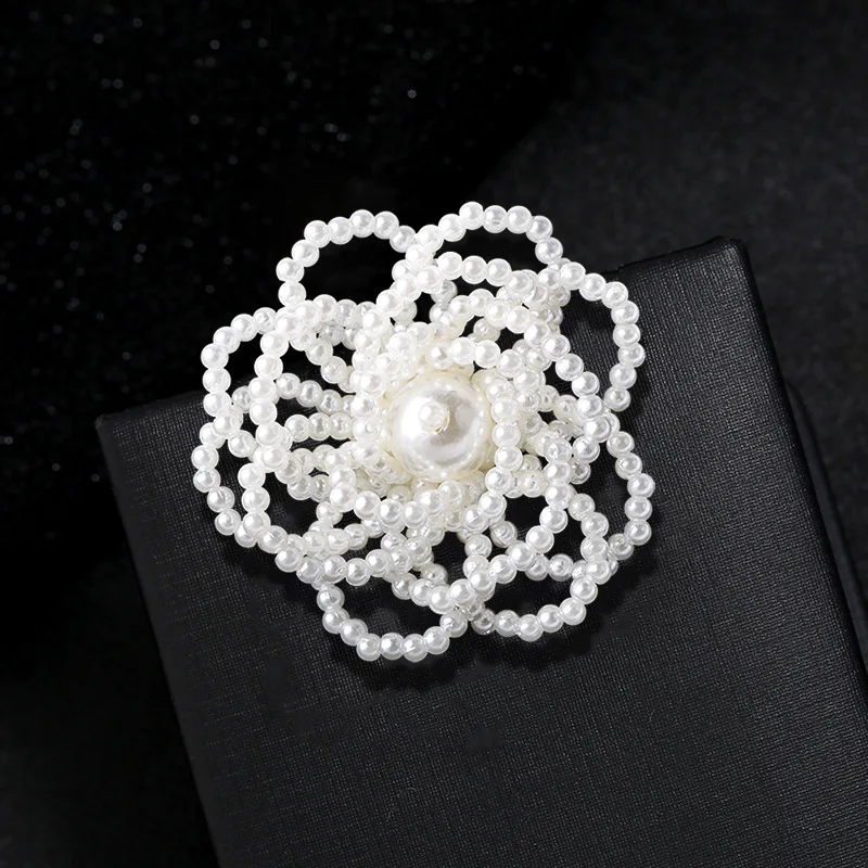 

New Design Pearl Camellia Brooch Pin Fashion Personality Women Fine Jewelry Luxury Clothing Badges Elegant Lady Vintage Corsage