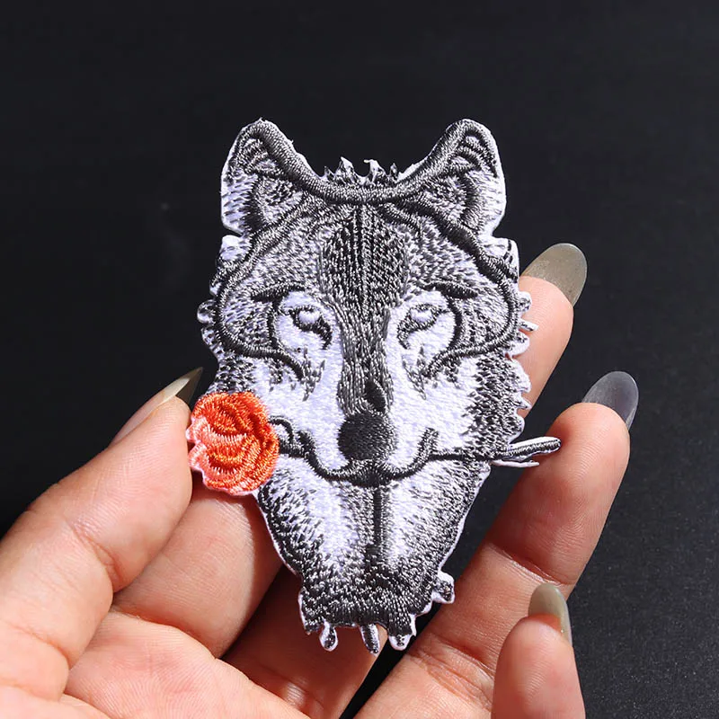 

Rose Wolf King Size: 7.6 * 5.5CM Patches Black Animal Pokers Rose Wolf Appliques Iron On Clothes Jeans Badges
