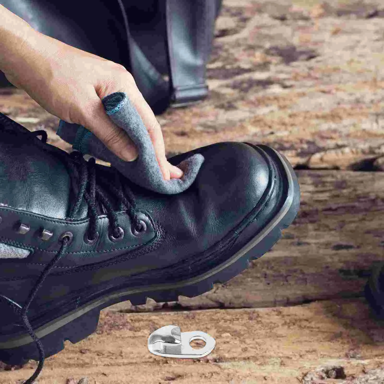 Щетка для чистки замши и нубука. Чистка обуви. Как чистить обувь. Начищенная обувь. Средства для ухода за обувью из кожи.