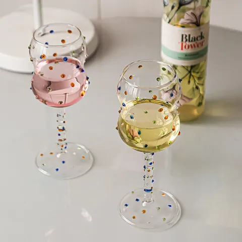 Цветные бокалы из стекла