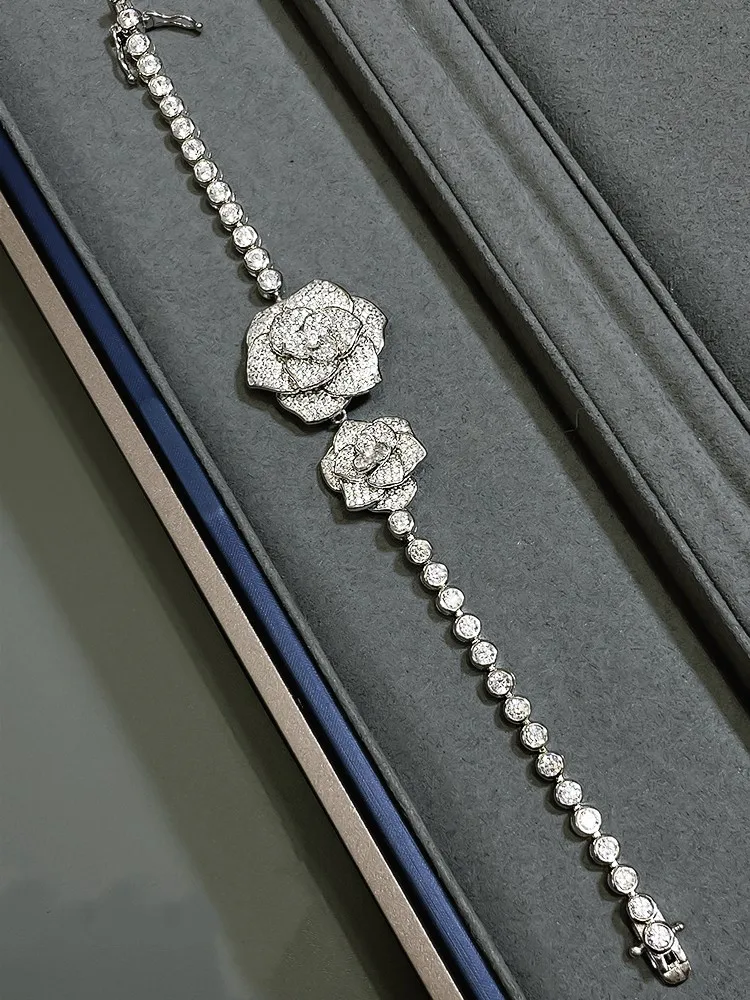 Женский роскошный браслет с камелией инкрустированный высокоуглеродистым