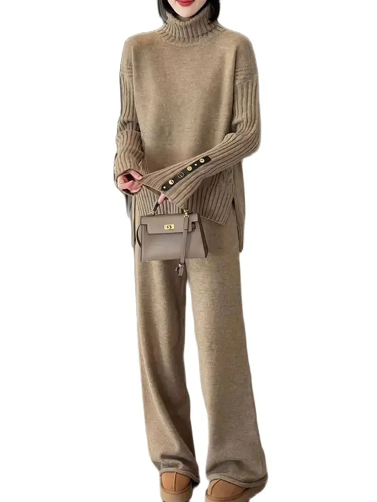 Женский трикотажный свитер с высоким воротником и широкими штанинами