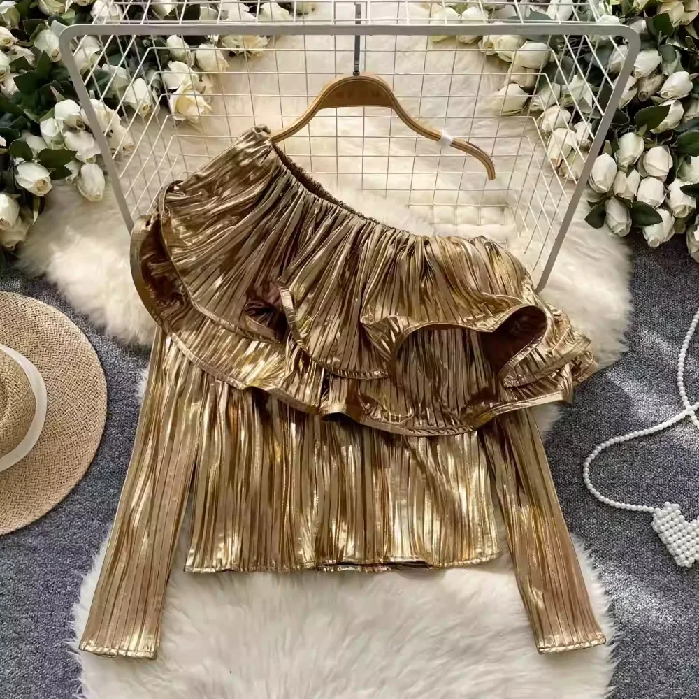 Женская блузка с диагональным воротником и открытыми плечами