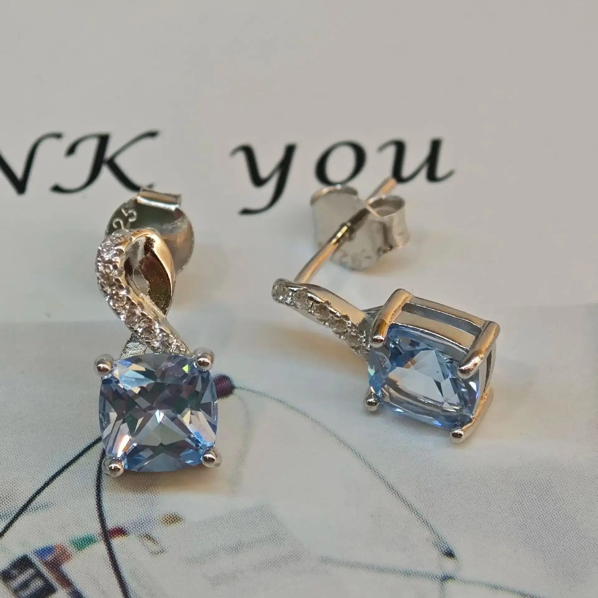 Серьги-гвоздики с голубым топазом 6 х6 мм