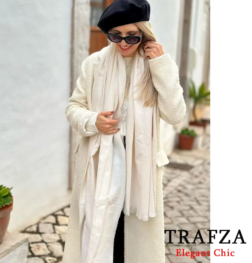 Женское пальто средней длины на пуговицах с лацканами