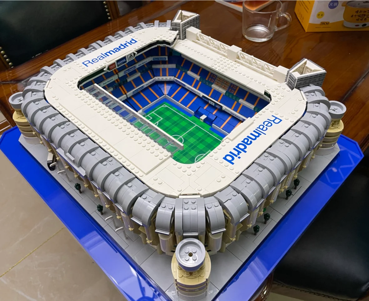 

2022 moc Madrid Santiago Bernabeu Stadium Model Street View Building Blocks Bricks Kid Toys Gift Compatible 10299