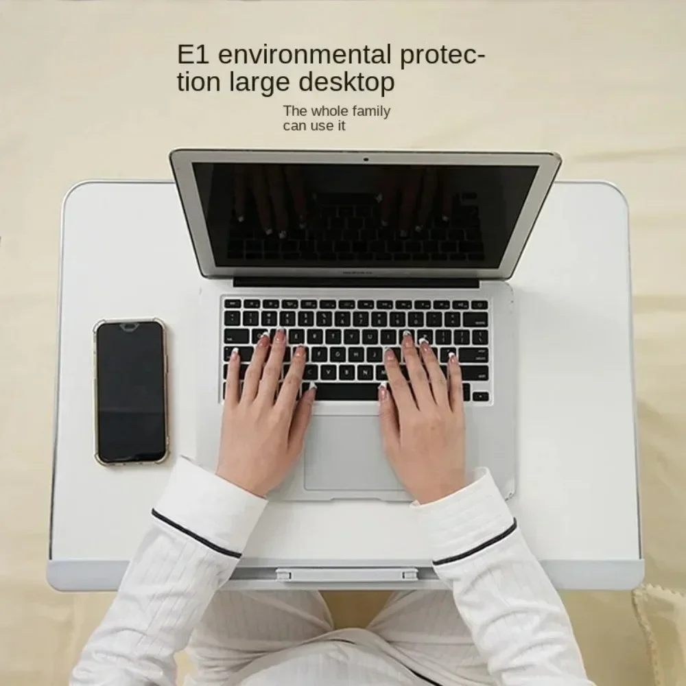 Эркер в спальне кровать общежитии небольшой столик студенческий ноутбук стол