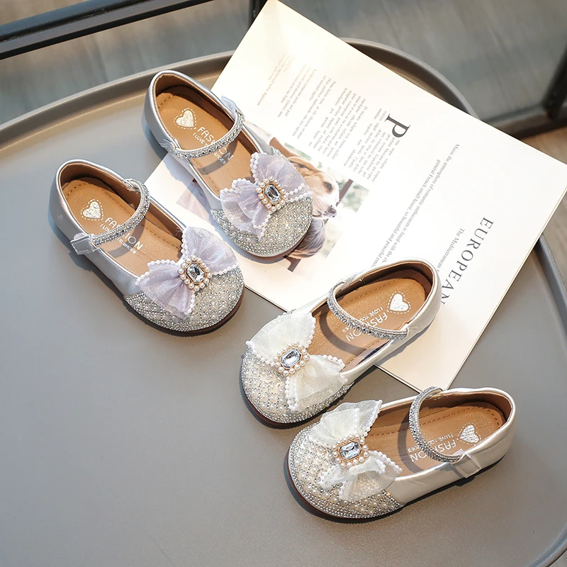 Детская модная кожаная обувь с украшениями из стразов и низким каблуком для