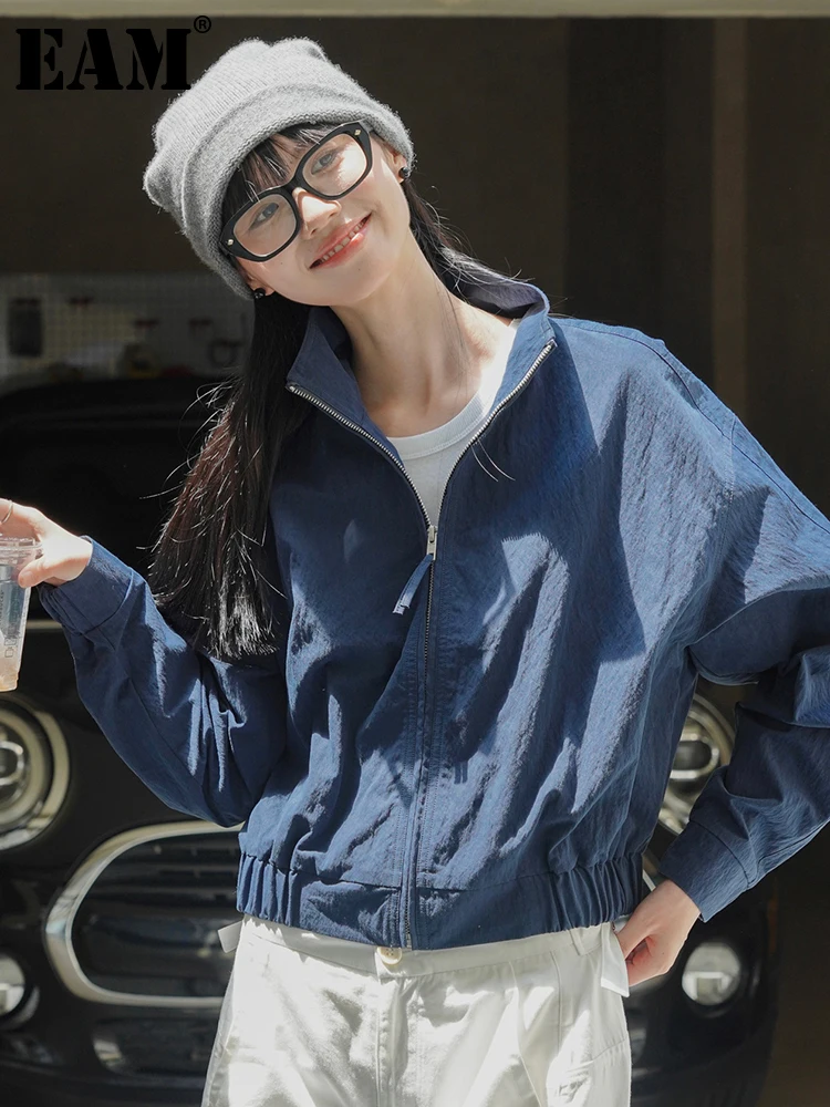 

[EAM] Loose Fit Khaki Big Size Shaped Jacket New Stand Collar Long Sleeve Women Coat Fashion Tide Spring Autumn 2023 1DH0241