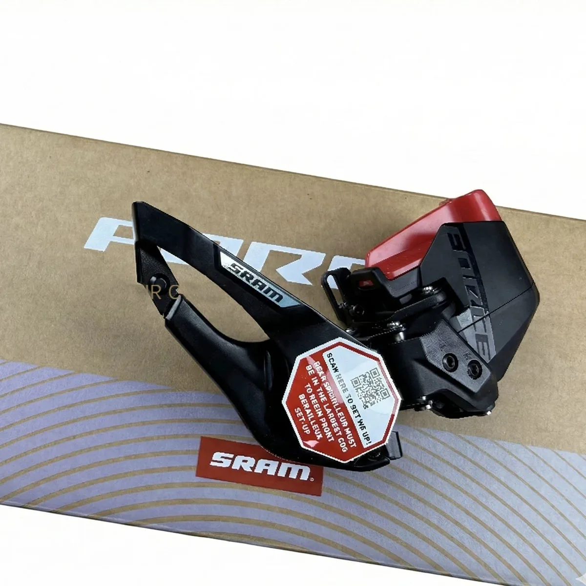 Фото SRAM Force AXS 12-скоростной переключатель передач FD |   Простая установка с использованием инструментов |   Крепление на защелках или зажимах |   Цепь 45 мм |   Совместимые шестерни 46/33T 48/35T 50/37T |   AXS №3