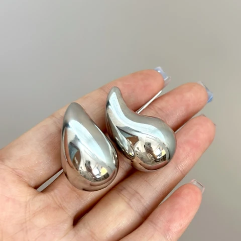 Женские серьги-гвоздики в стиле ретро