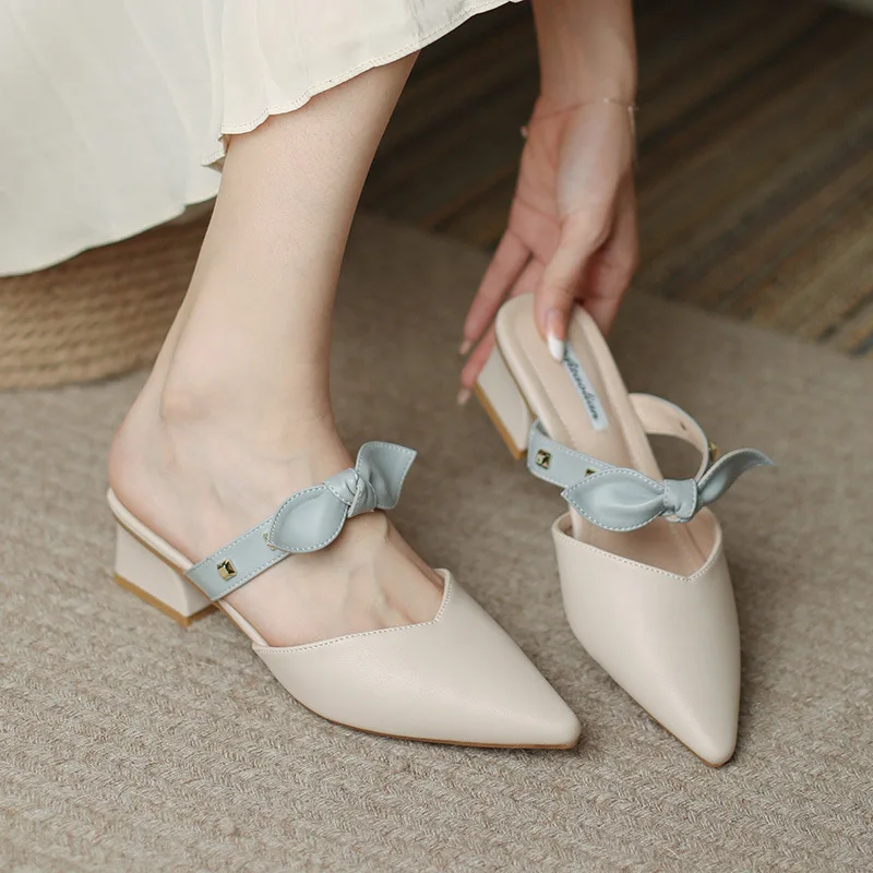 

Женские укороченные шлепанцы на толстом каблуке, летняя новая универсальная обувь в сказочном стиле с острым носком и бантом без застежек