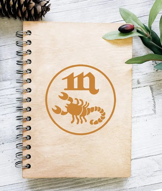 Скетчбук деревянный со знаком зодиака Скорпион №2 |