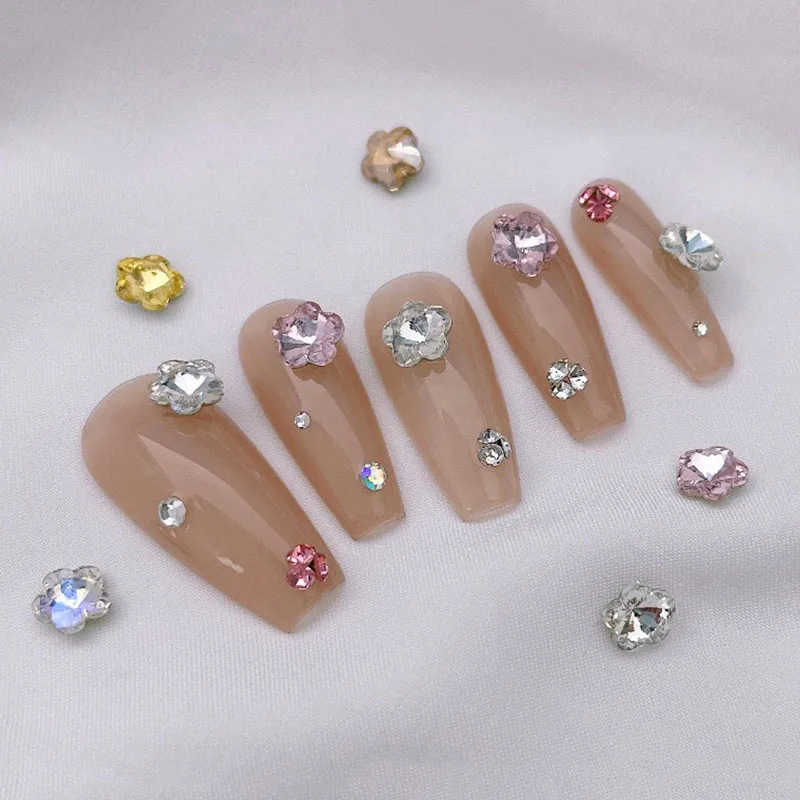 Стразы стеклянные блестящие для дизайна ногтей 6 мм 20/50 шт.