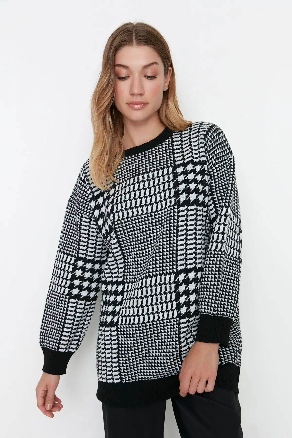 

Black Geometric Patterned Knitwear Sweater TCTAW23KZ00052