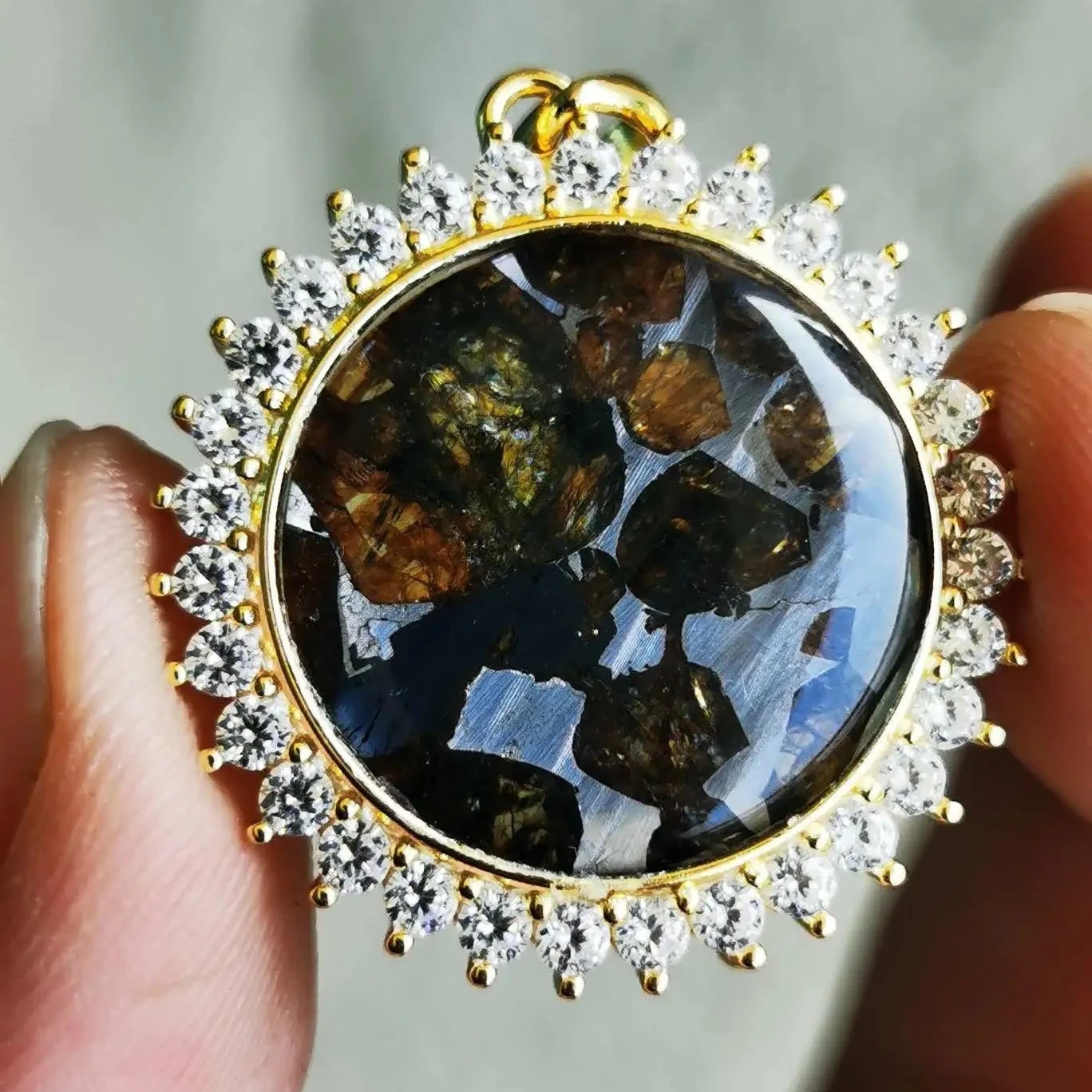 

Оливковый аэросидерит из Кении, подвеска