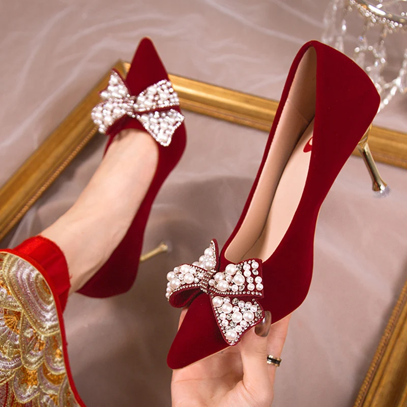 

Lucyever женские свадебные туфли с жемчугом и бантом для вечерние НКИ 2023 туфли-лодочки с острым носком на толстом каблуке женские туфли из флока на высоком каблуке красные женские туфли
