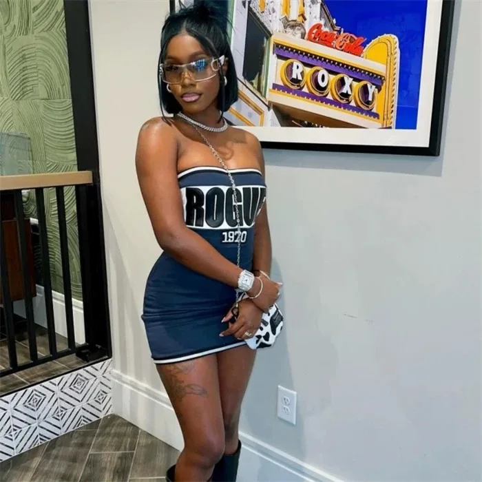 Женское платье без бретелек с буквенным принтом на бедрах сексуальные уличные