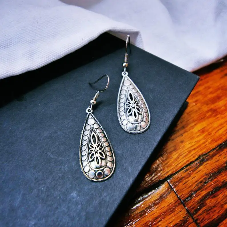 

Simple Water Droplet Metal Carving Flower Hoook Earrings Vintage Silver Color Ethnic Dangle Earrings Jewelry