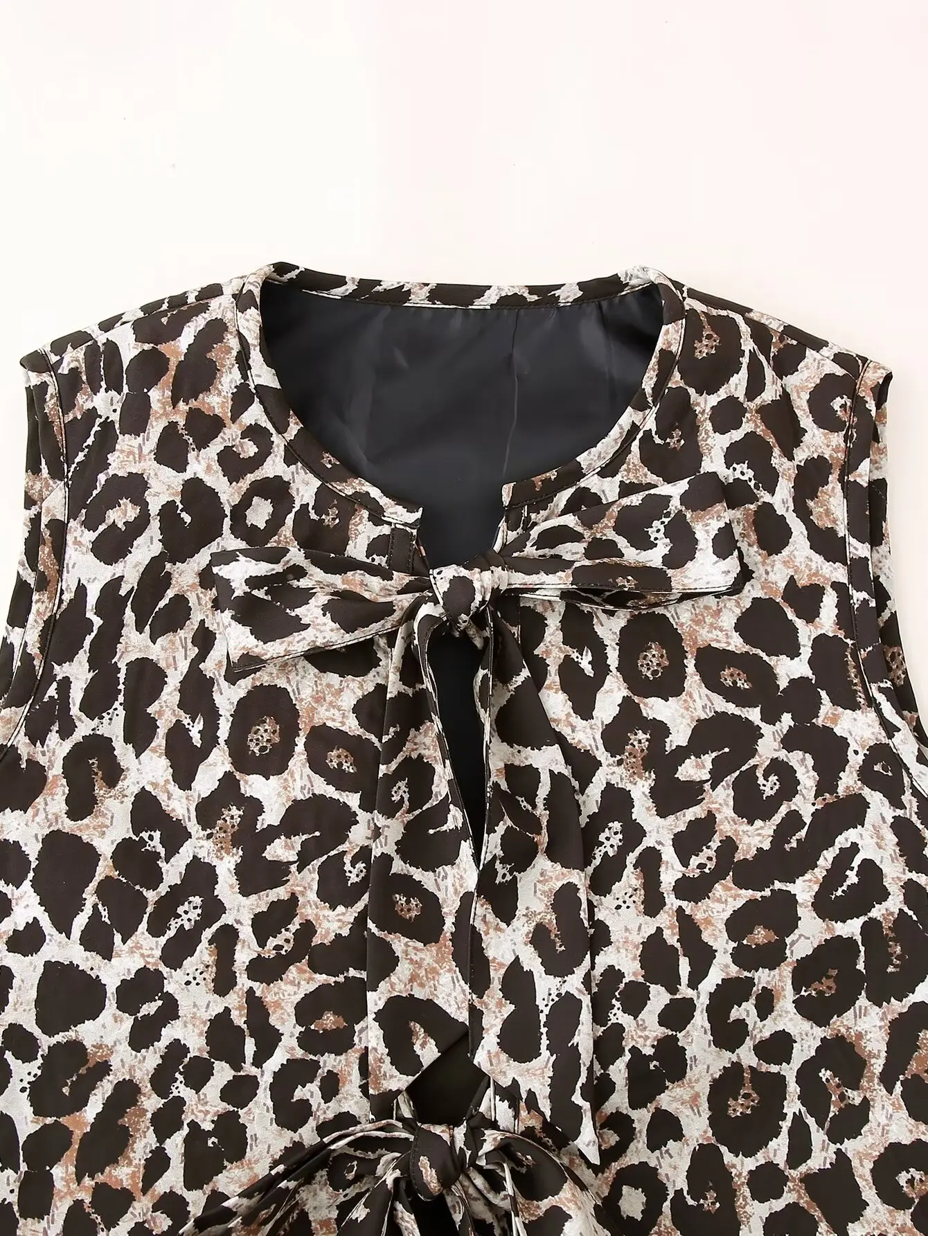 Жилет женский облегающий с леопардовым принтом на шнуровке весна-осень 2024