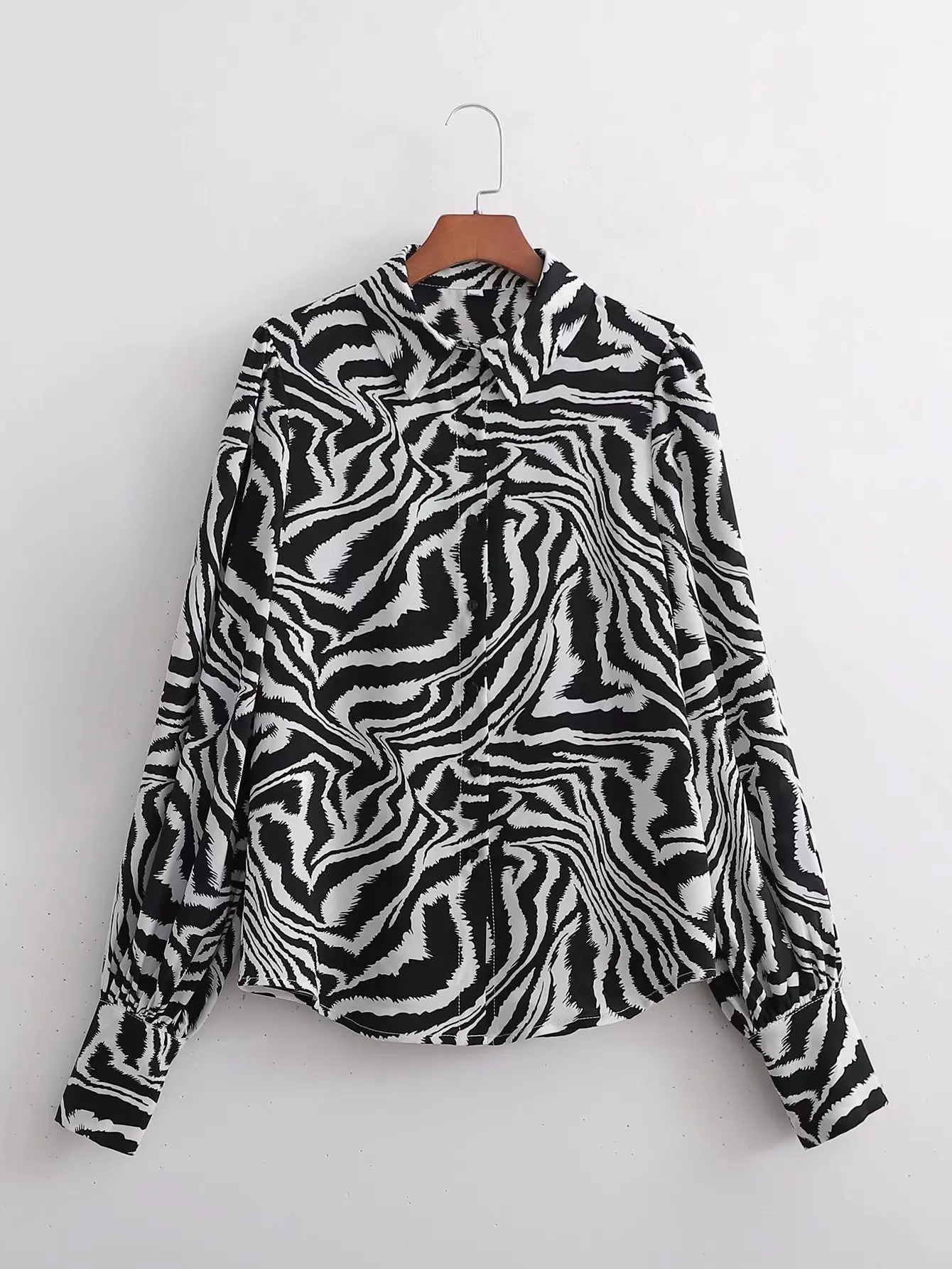 

Женская рубашка с рукавами-фонариками и принтом зебры