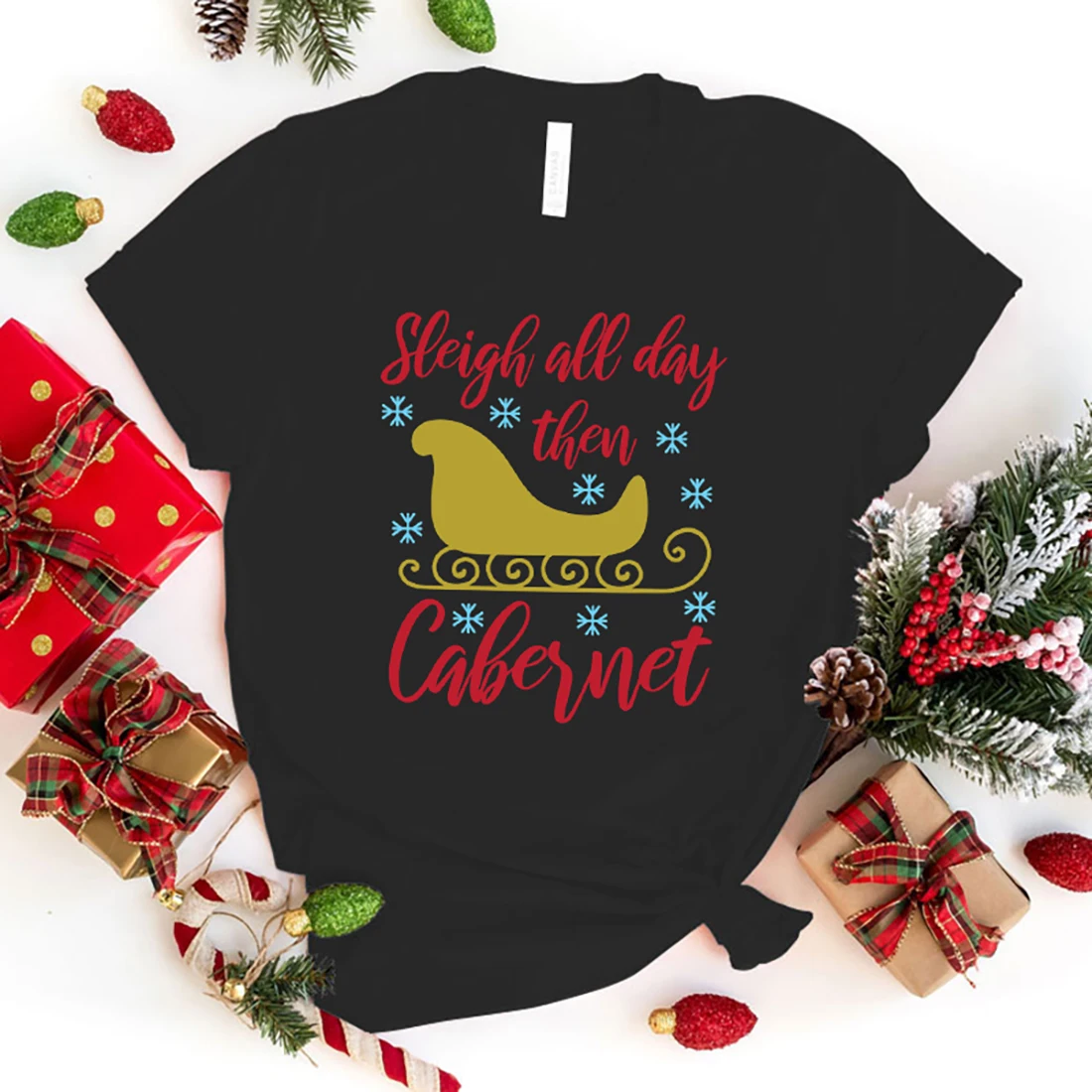 Футболка женская с надписью на Рождество и санях на весь день