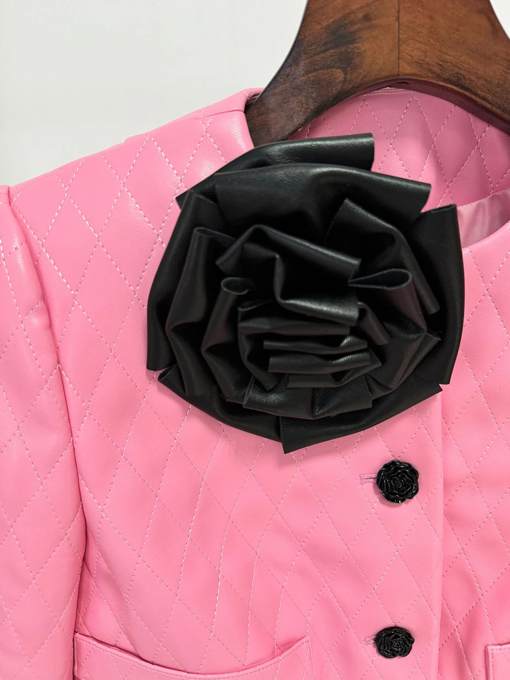 Модная короткая кожаная куртка с цветочным украшением и пряжкой в виде Розы Modphy