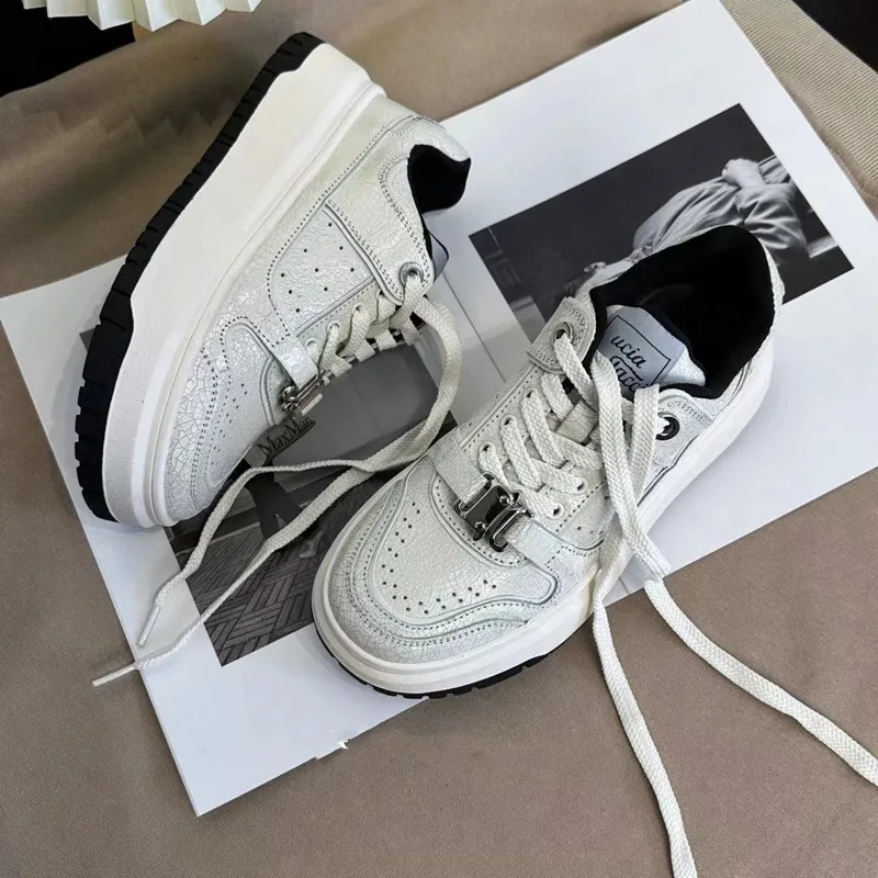 Женские повседневные кроссовки белые на платформе со шнуровкой и металлической