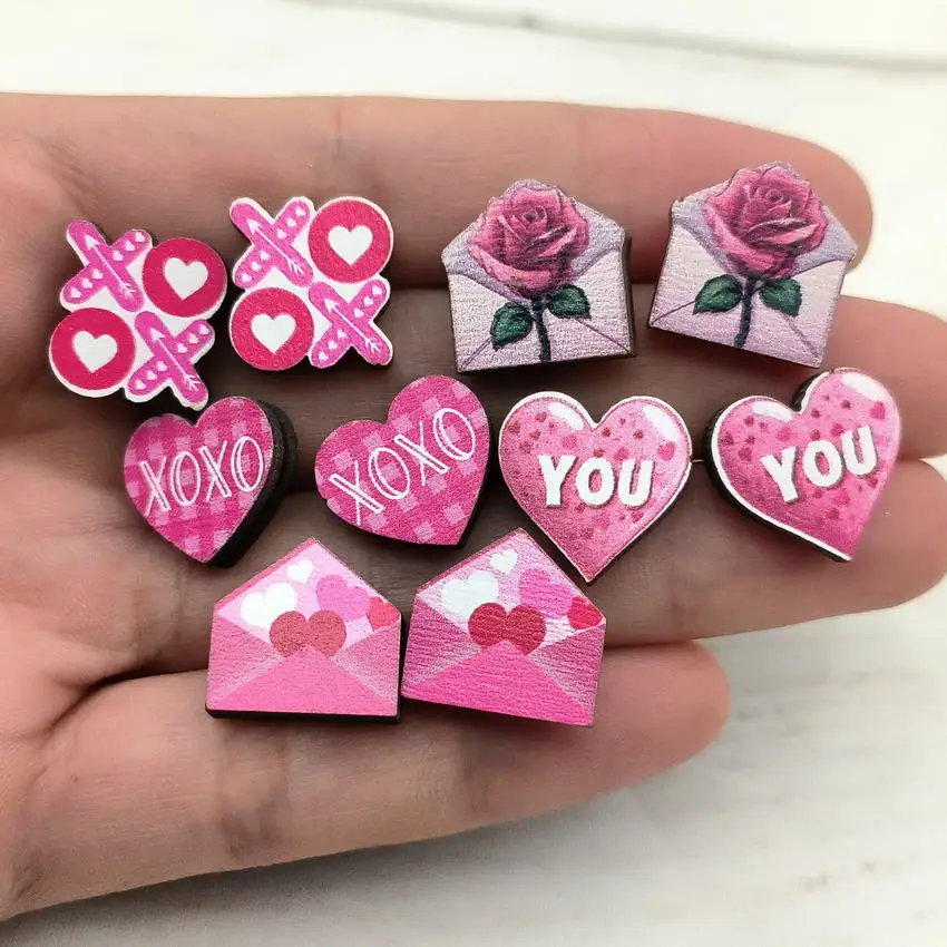 Женские серьги-гвоздики в виде гнома из дерева 2024