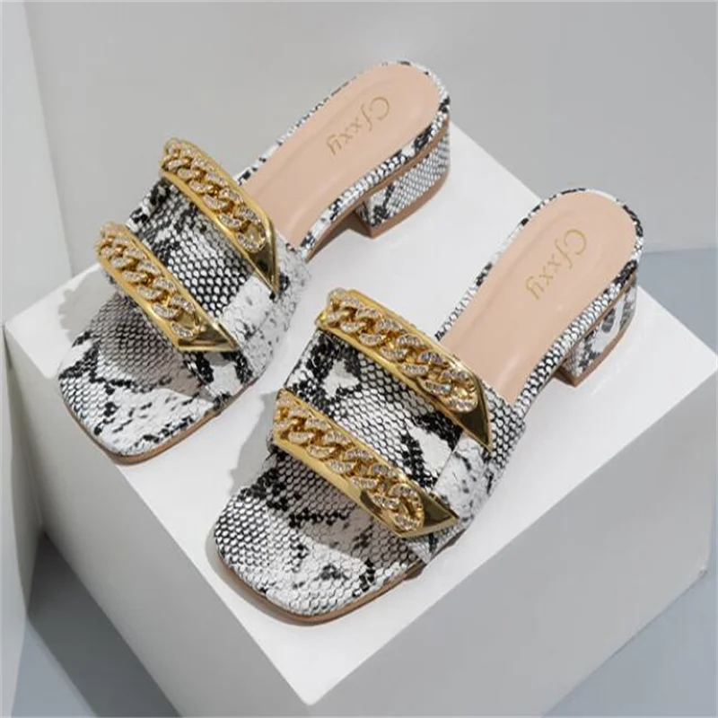 

Женские сандалии со змеиным принтом, тапочки на высоком каблуке, летняя обувь с цепочкой, шлепанцы на низком каблуке, модная обувь для выпус...