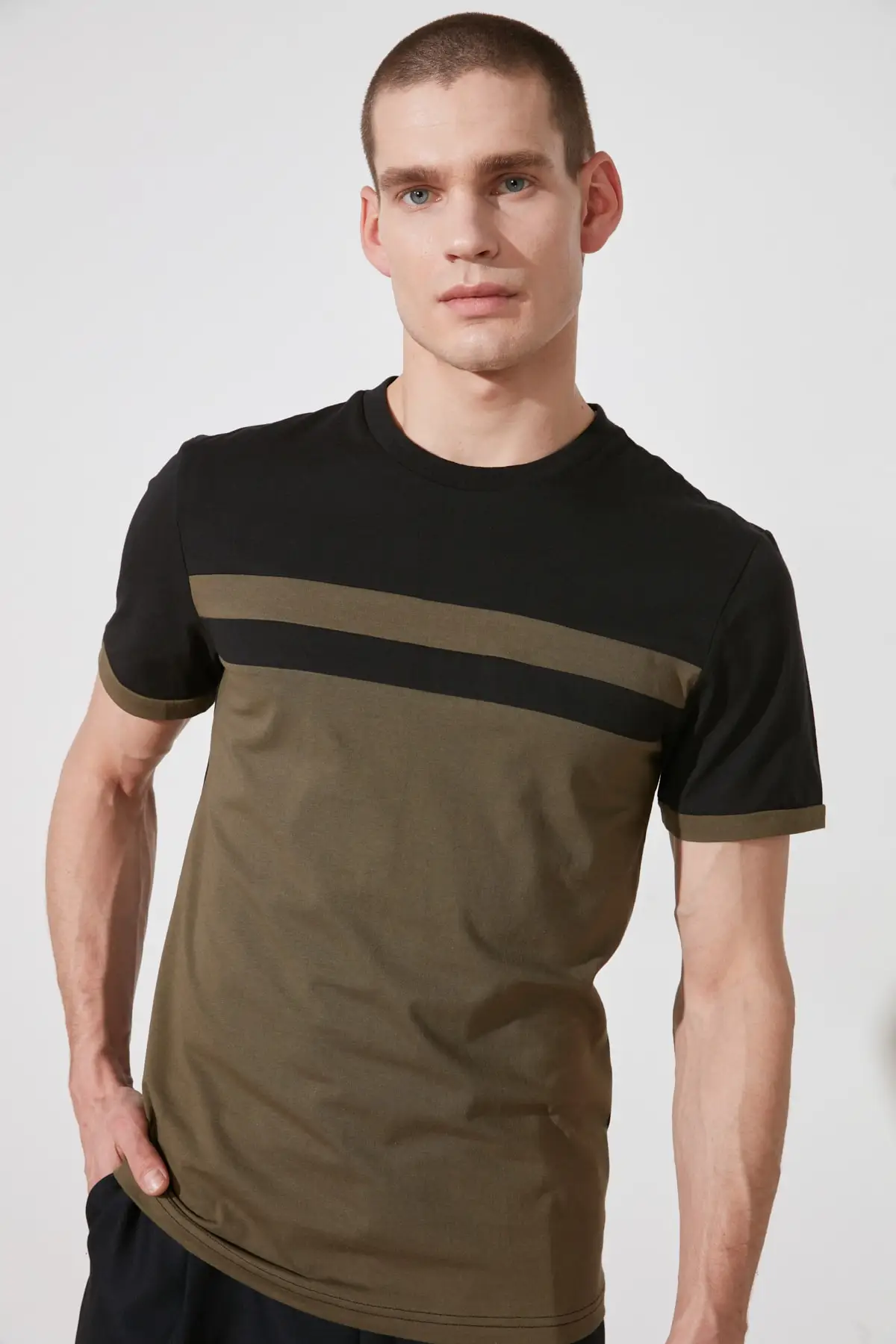 

Trendyol Men 'S Slim Fit Short-Sleeve Panelli T-Shirt TMNSS21TS0427