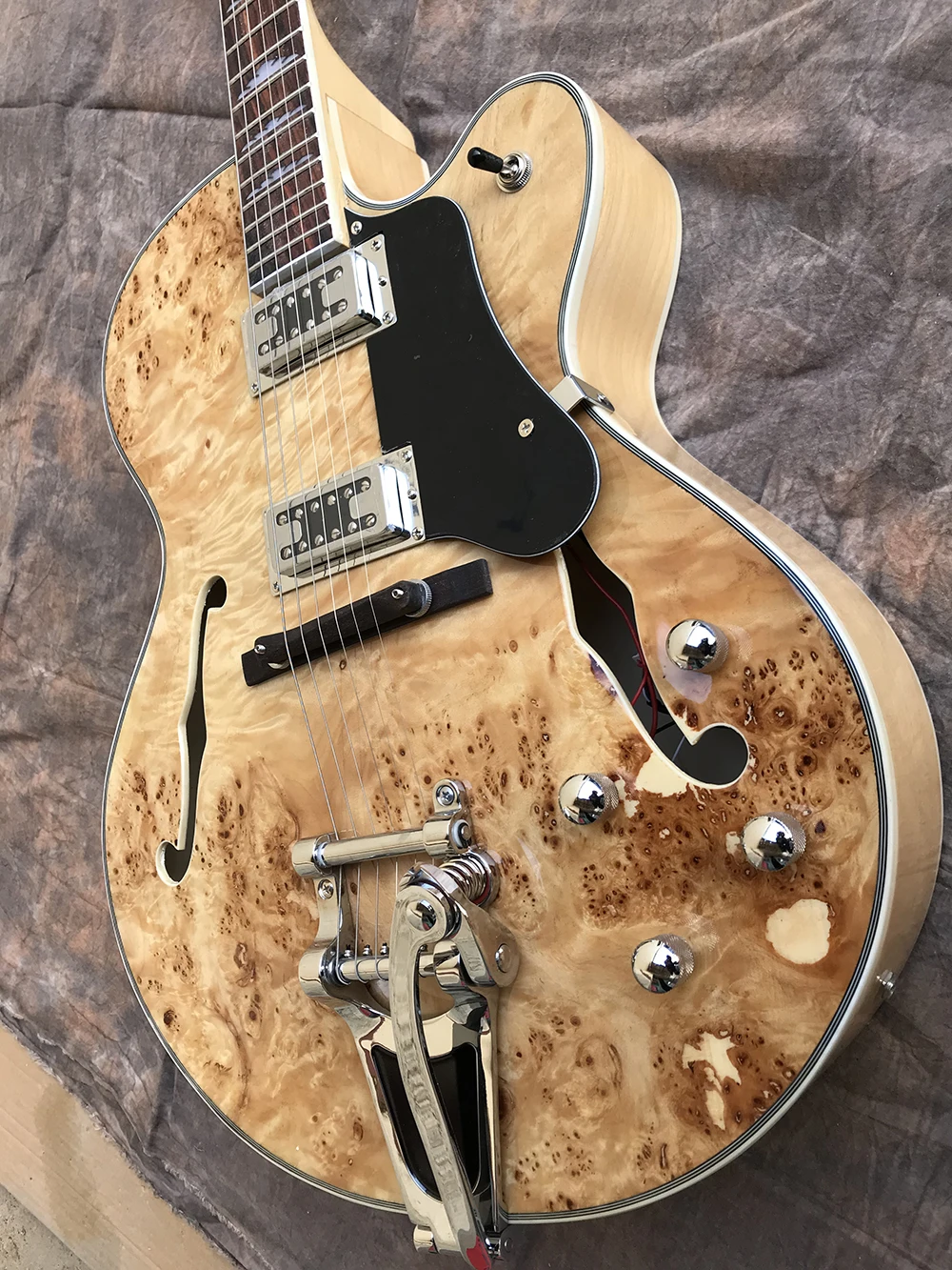 

High Quality Semi hollow F holes Jazz electric guitar, Mahogany guitar body,Quilted maple wood veneer,Bigsby Bridge