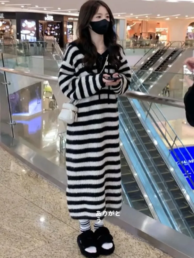 Трикотажное платье с капюшоном контрастного цвета в полоску. Женское новое