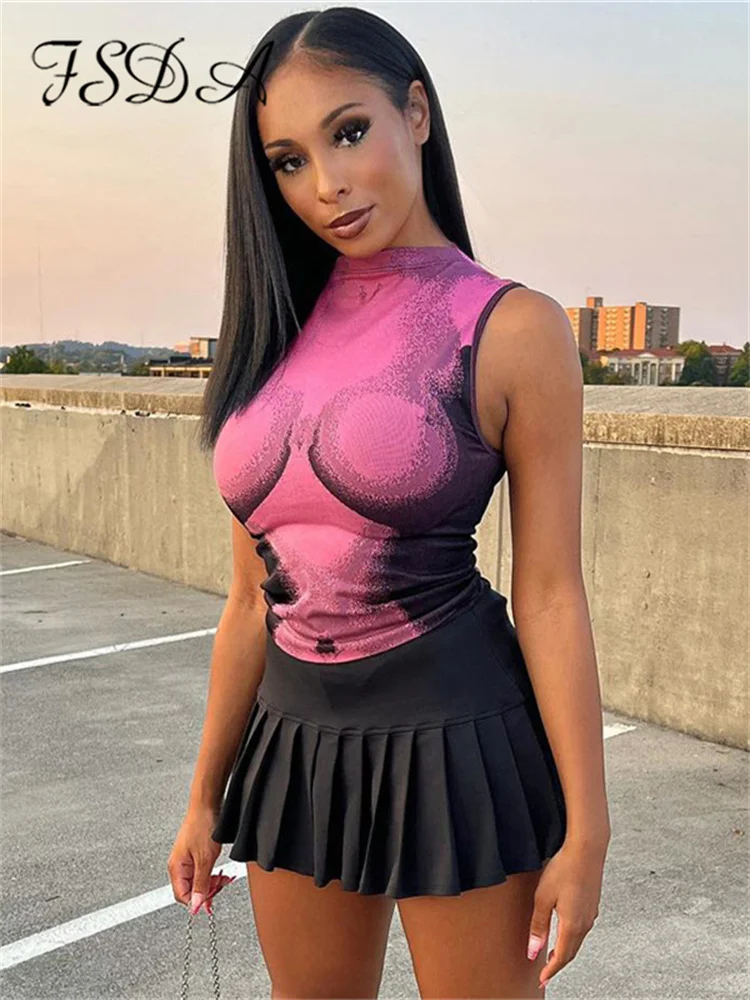 

Майка женская облегающая без рукавов, с высоким воротником и принтом